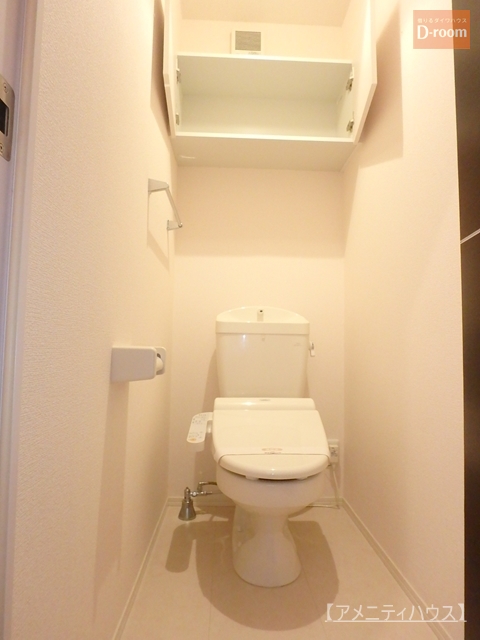 トイレ　●温水洗浄暖房便座完備のトイレスペース。