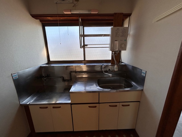 キッチン　湯沸かし器付き