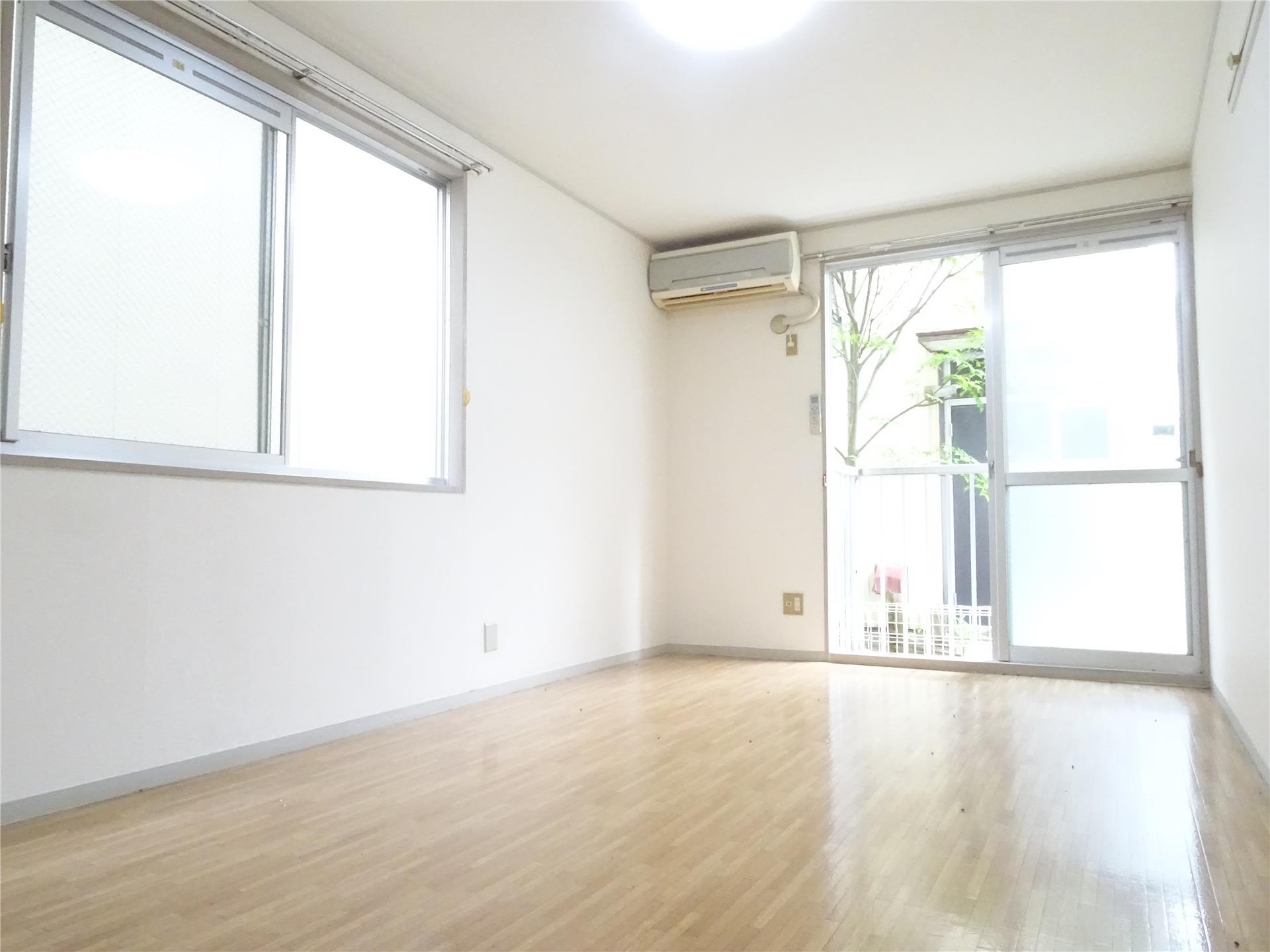 居室・リビング　洋室8帖♪大きな窓も有り日当たり良好☆