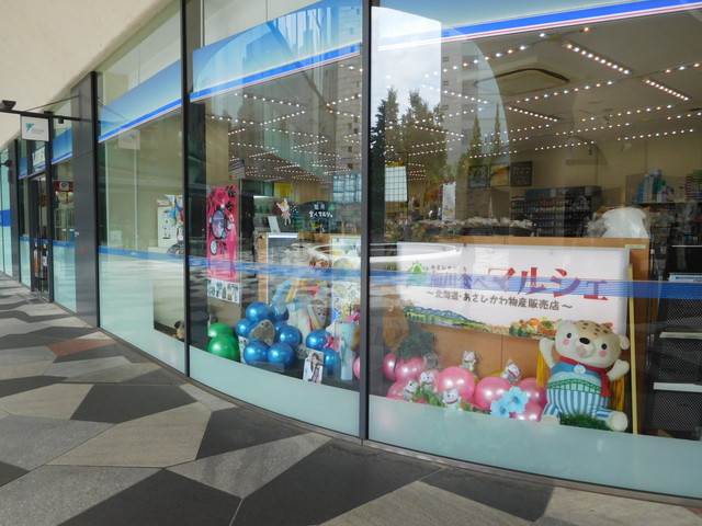 コンビニ　ローソン新宿イーストサイドスクエア店（コンビニ）まで428m