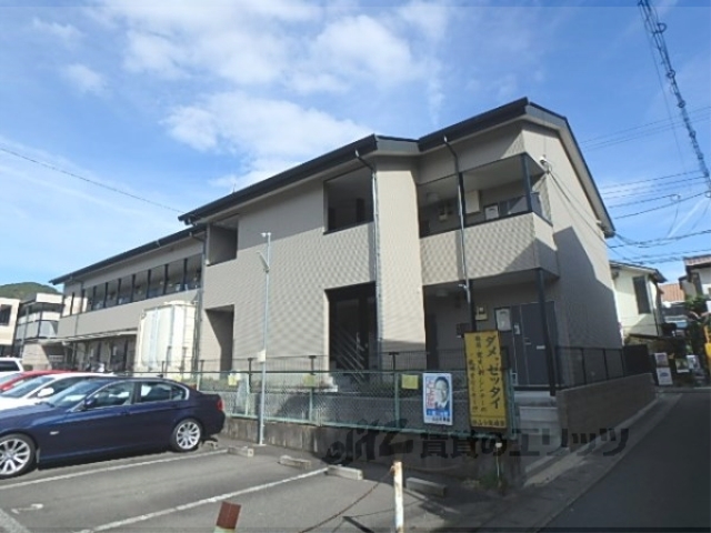 京都市山科区厨子奥若林町のアパートの建物外観