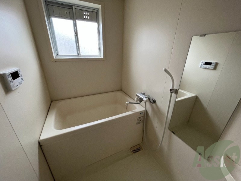 バス・シャワールーム　浴室はこちらのユニットバスになりますねー。