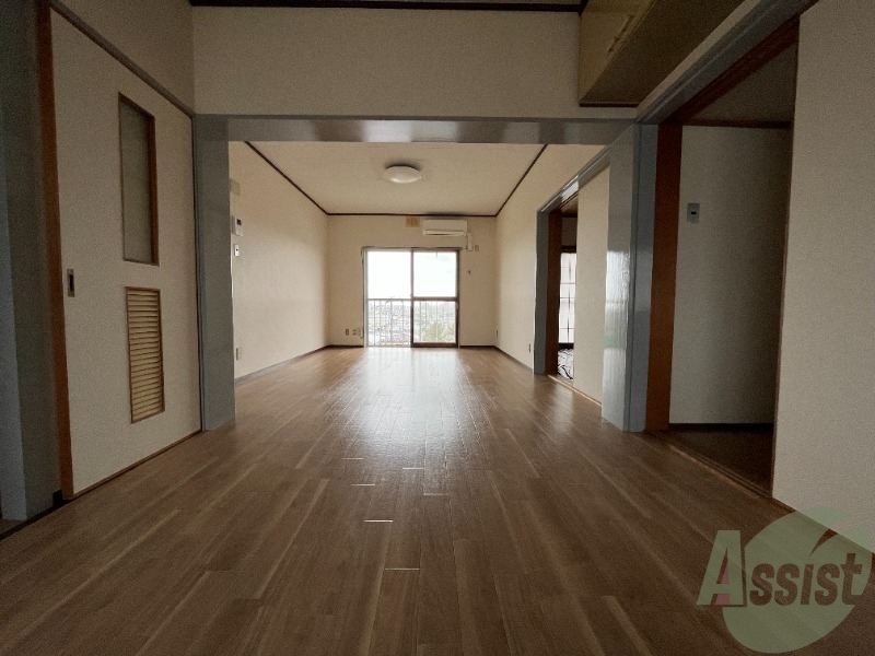 居室・リビング　日差しがたっぷり入る明るいお部屋ですよ。