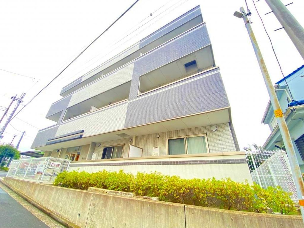 横浜市金沢区富岡西のマンションの建物外観