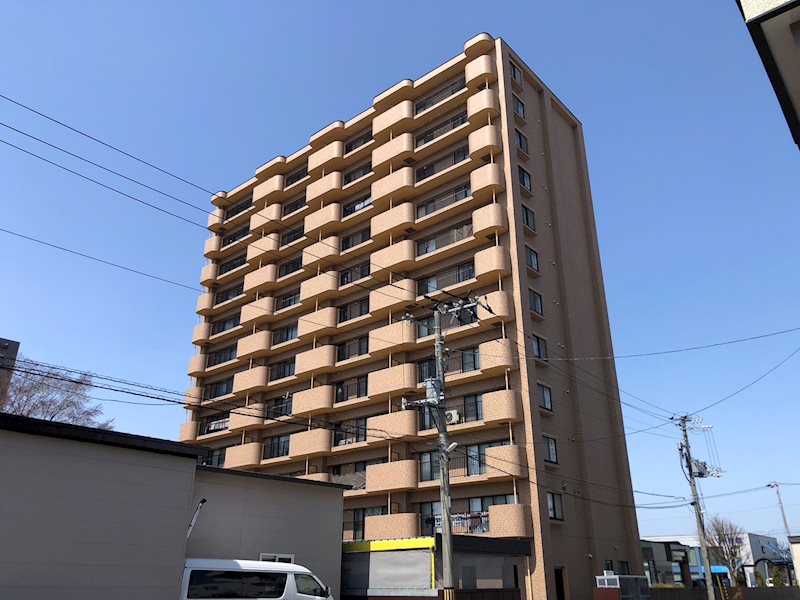 札幌市東区北四十六条東のマンションの建物外観