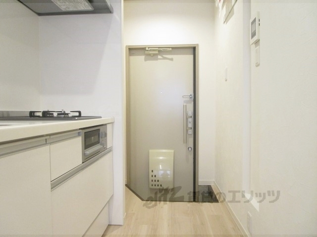 玄関　居室前に扉があります。