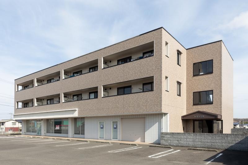 木田郡三木町大字下高岡のマンションの建物外観