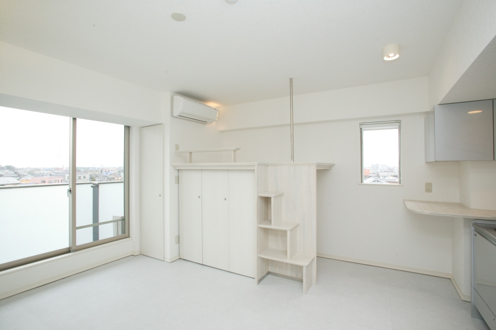 居室・リビング　白を基調とした開放感溢れるルームデザイン