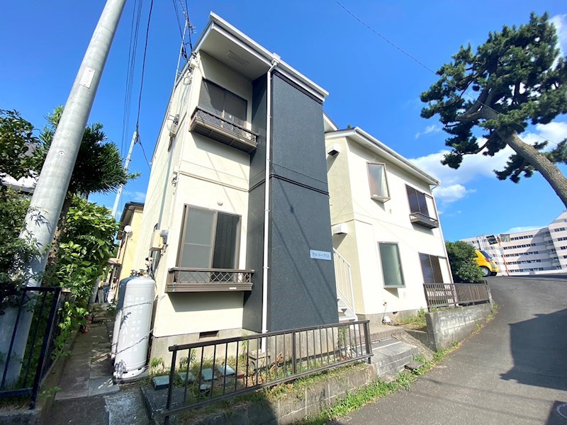 足柄上郡松田町松田庶子のアパートの建物外観