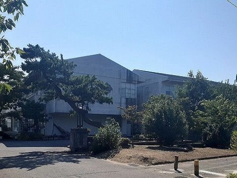 【富山市四方のアパートの小学校】