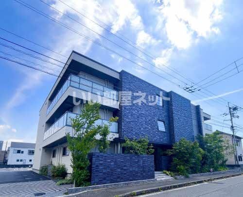 松山市古川西のマンションの建物外観