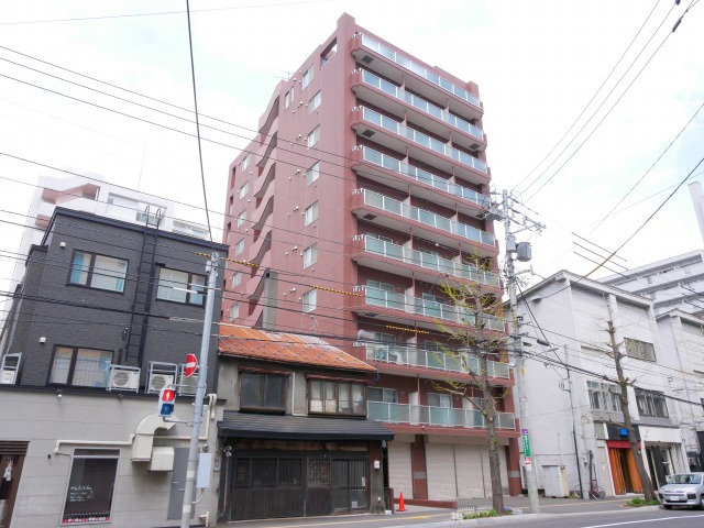 【札幌市中央区南三条西のマンションの建物外観】