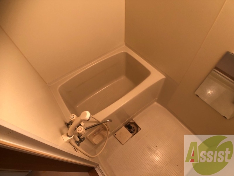 バス・シャワールーム　バスルームは狭すぎず、シャワーも浴びやすそうです。