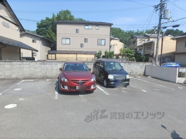 【京都市左京区静市市原町のアパートの駐車場】