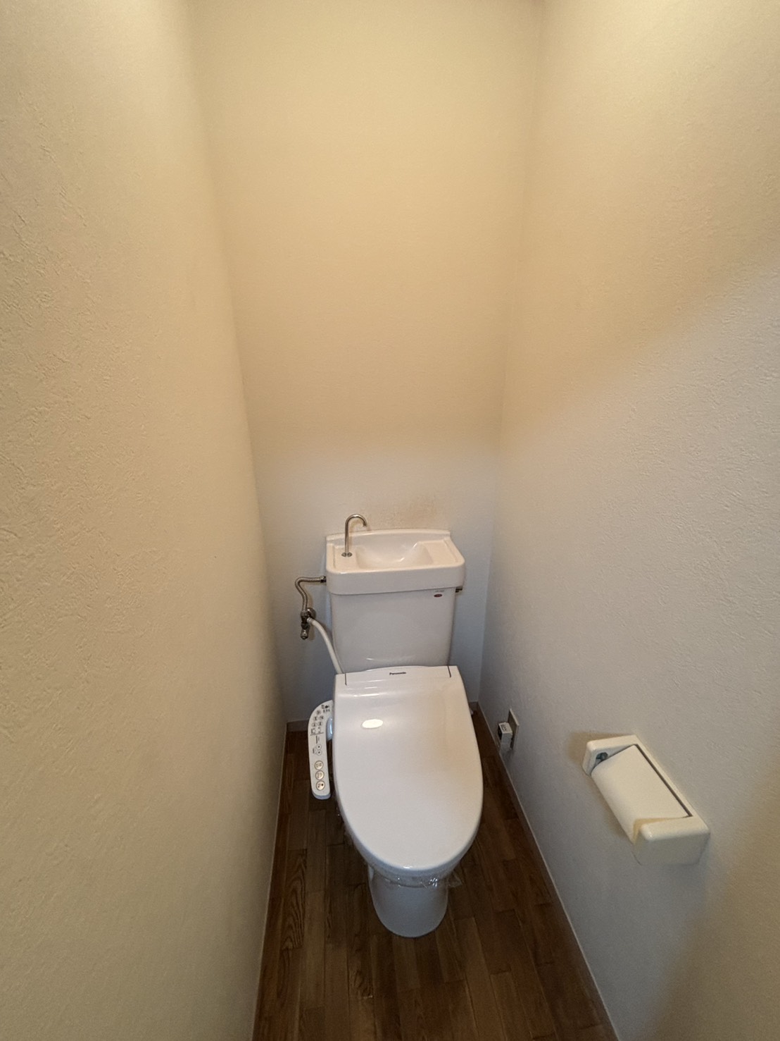 トイレ　温水洗浄便座です