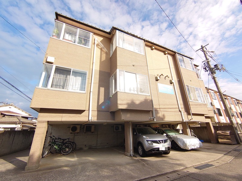 建物外観　１階駐車場です