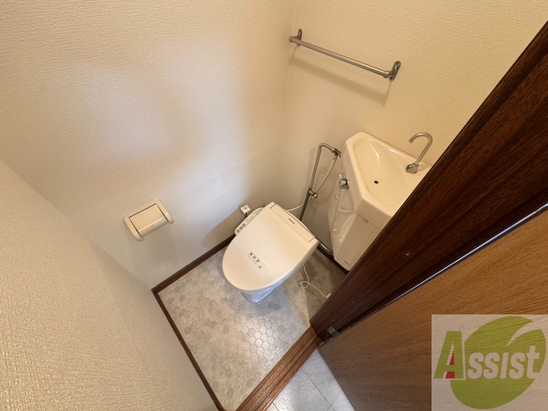 トイレ　こちらはトイレです。清潔感があり、安心して使用できます。