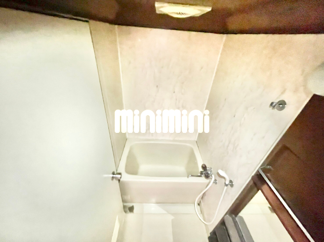 バス・シャワールーム　アクセントパネルでオシャレなお風呂です。