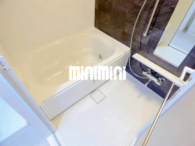 バス・シャワールーム　下駄箱付き玄関。