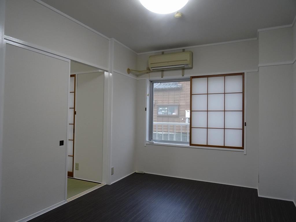 居室・リビング　落ち着いた色合いのフローリングのお部屋です！