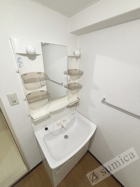 洗面設備　収納たっぷり大きい洗面台でメイクも楽しく！