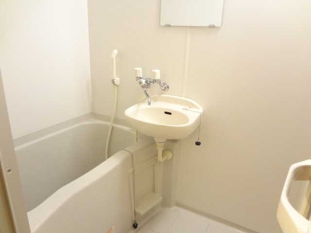 洗面設備　浴室乾燥機付きで、雨の日でも安心！