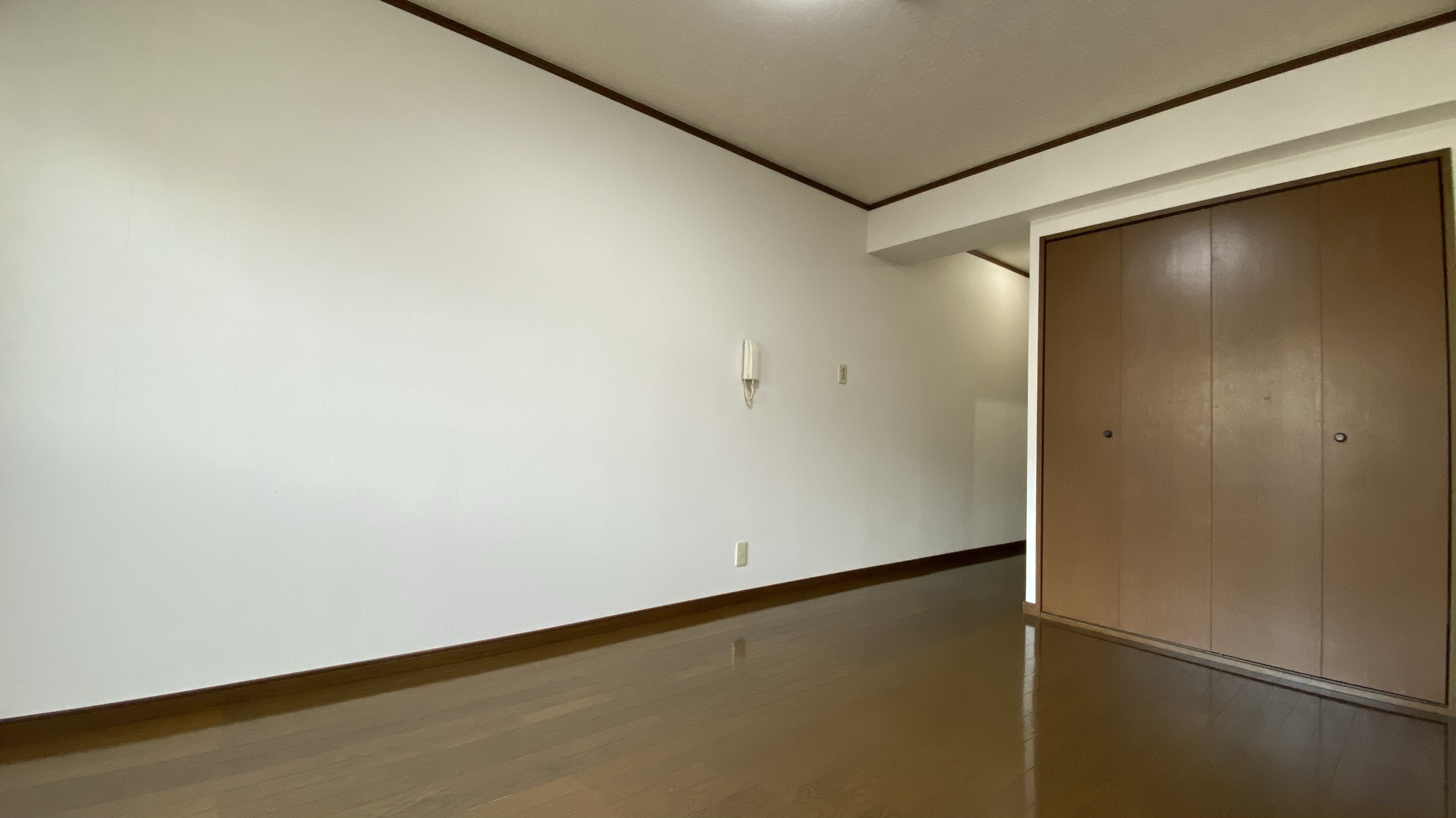 居室・リビング　窓2か所ある明るいリビング※写真は505号室のものになります