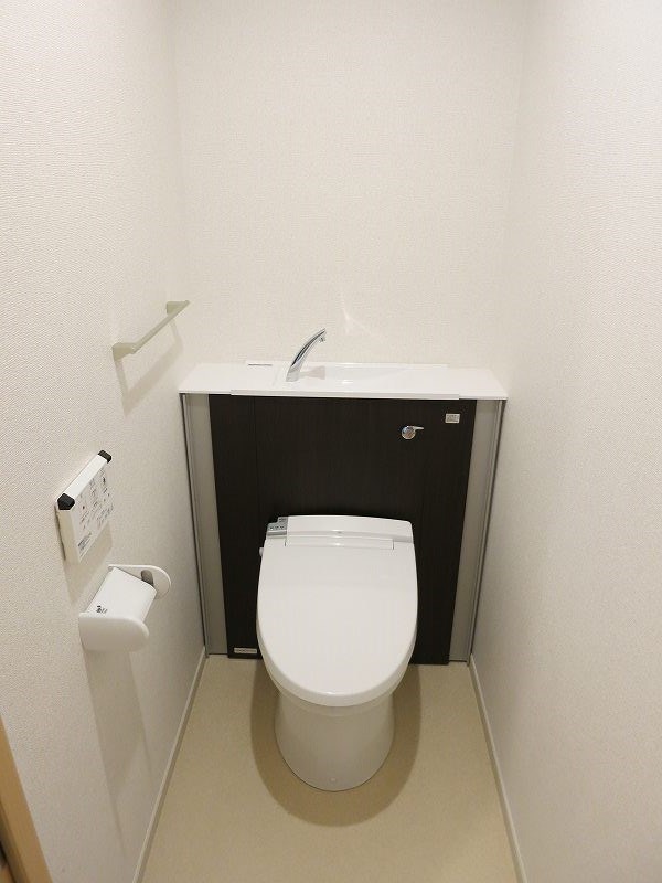 トイレ　温水洗浄・暖房便座です。