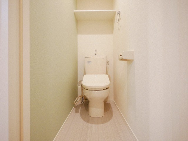 トイレ　落ち着いた色調のトイレです