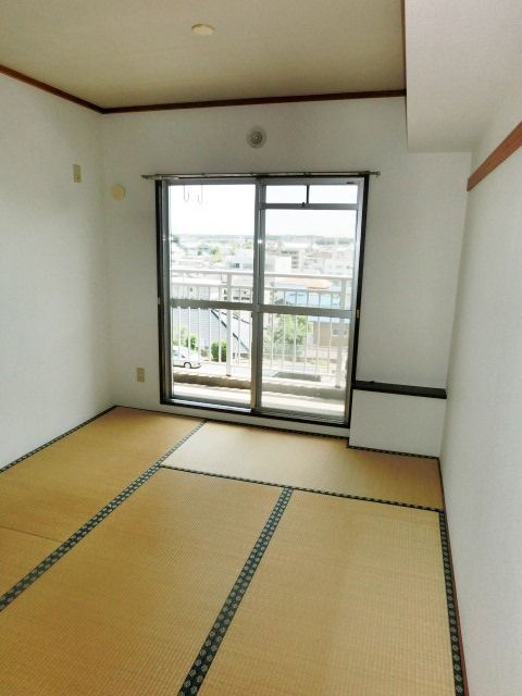 その他部屋・スペース　リビングの隣には落ち着いた和室があります。