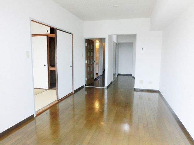 その他　明るく広いリビング！