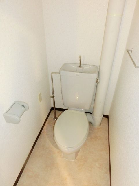 トイレ　トイレはシンプルですね。