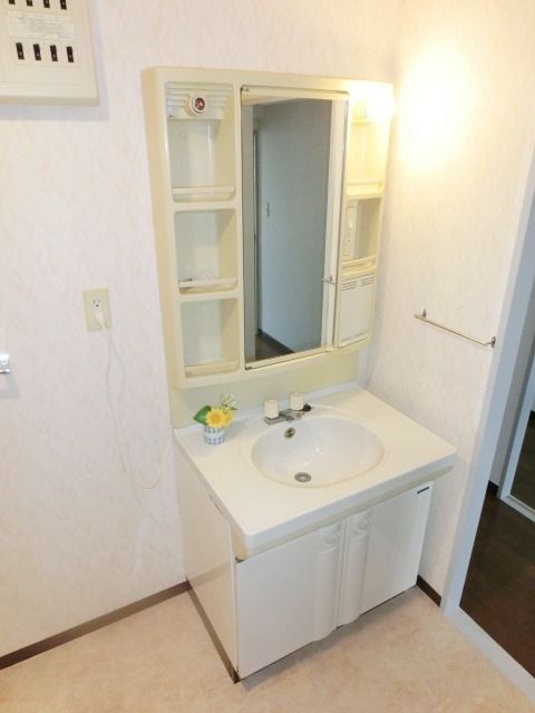 洗面設備　毎日使う独立洗面台です。脱衣所も広いです。