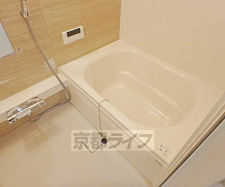 バス・シャワールーム　ゆったりと脚を伸ばせるくらい広いです。