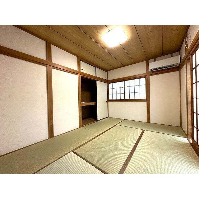 居室・リビング　窓が多く風通しが良いです☆彡