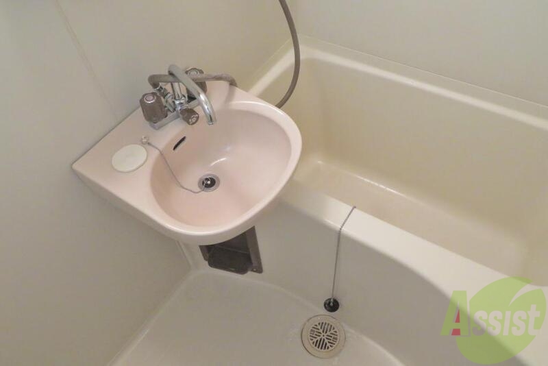 バス・シャワールーム　洗い場と浴槽が広々していて一日の疲れを癒すことができそうです