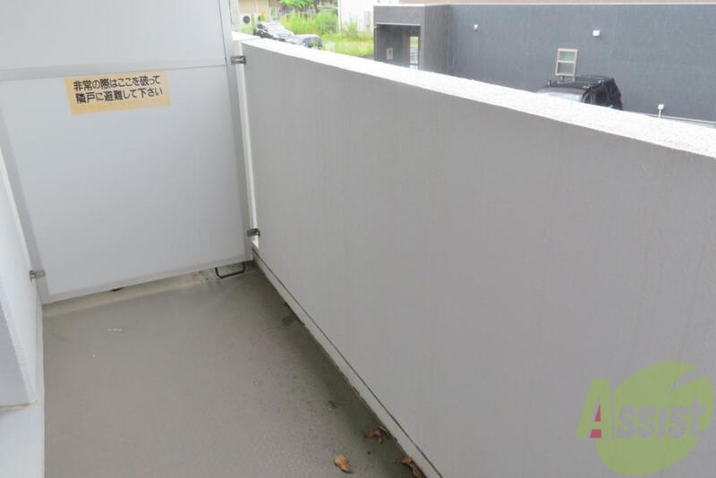 バルコニー　バルコニーは広々していて洗濯物をたくさん干せそうですねー。