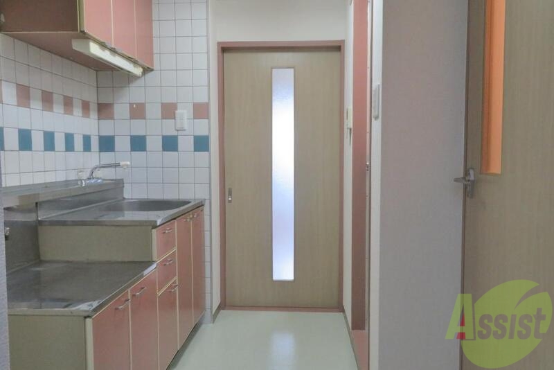 玄関　キッチンの色がアクセントになっていてオシャレな感じですねー。