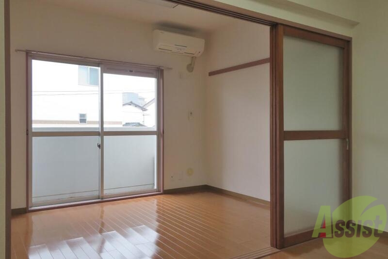 居室・リビング　こちらは洋室になりますー。二部屋あるので巧みに使ってください