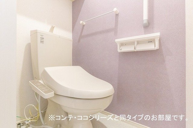 トイレ　落ち着いた色調のトイレです