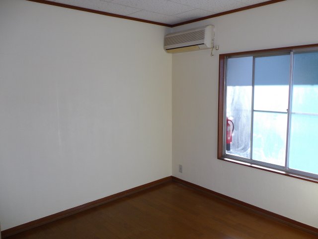 居室・リビング　アイボリーを基調とした室内、リモートワークもいけます！