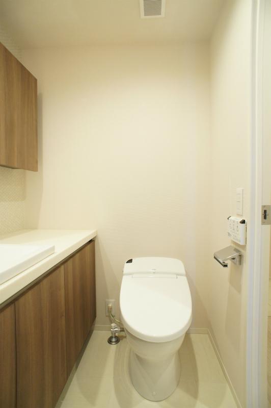 トイレ　落ち着いた色調のトイレです