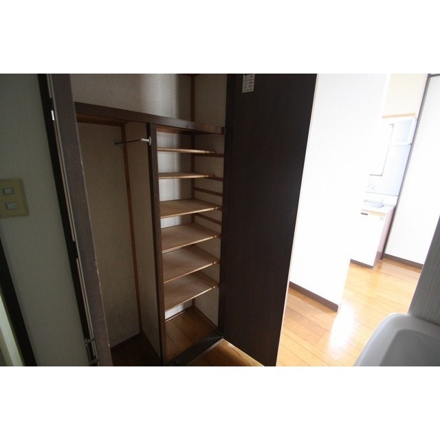 玄関　下駄箱あり