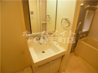 洗面設備　明るい洗面所です