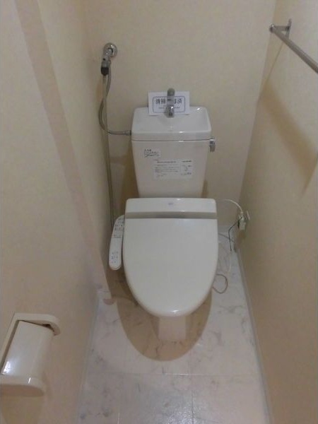 トイレ　嬉しいウォシュレット付きのトイレ！便座温かいですよ♪