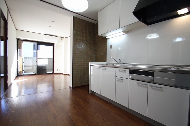 居室・リビング　同物件、別号室のものです。