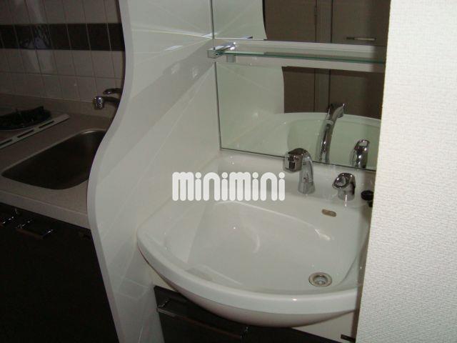 洗面設備　個性のあるオシャレなデザインの洗面台です。