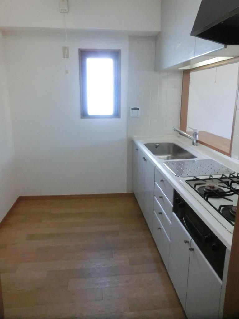 キッチン　カウンター付きガス３口システムです