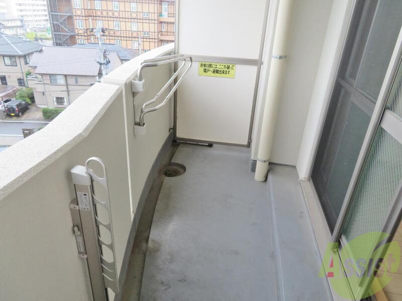 バルコニー　バルコニーはこちら、お洗濯ものもはかどりそうですね