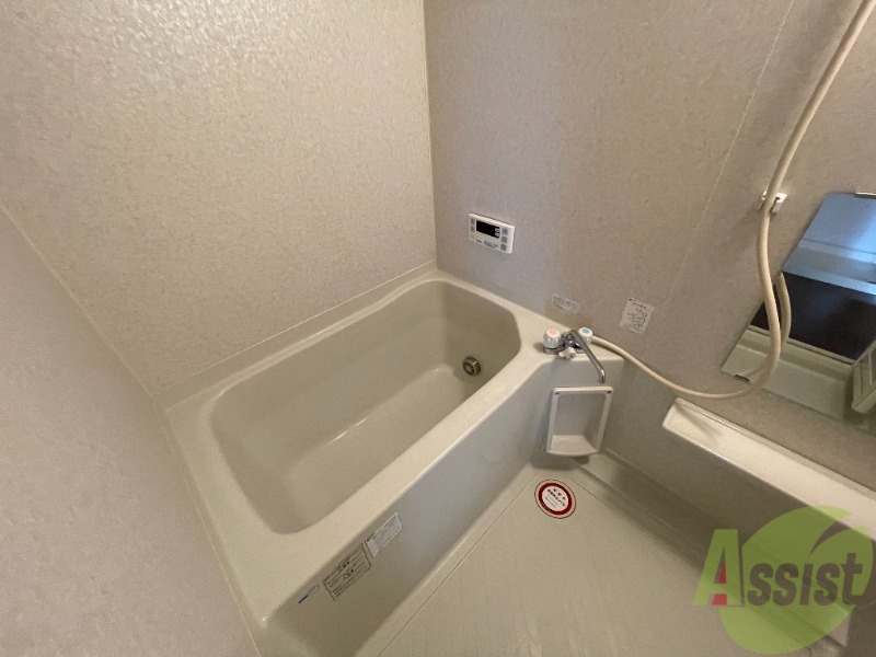 バス・シャワールーム　こちらの綺麗な浴室で日々の疲れも取れそうですね。